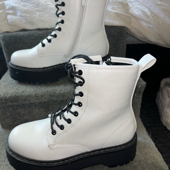 Womans Size 6 Steve Madden Betty White boots - Picture 5 of 8